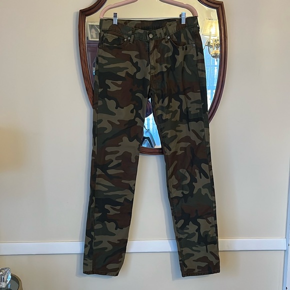 Levi's Other - Levi Strauss Men Size 32x38” Camouflage Print Jeans in EUC